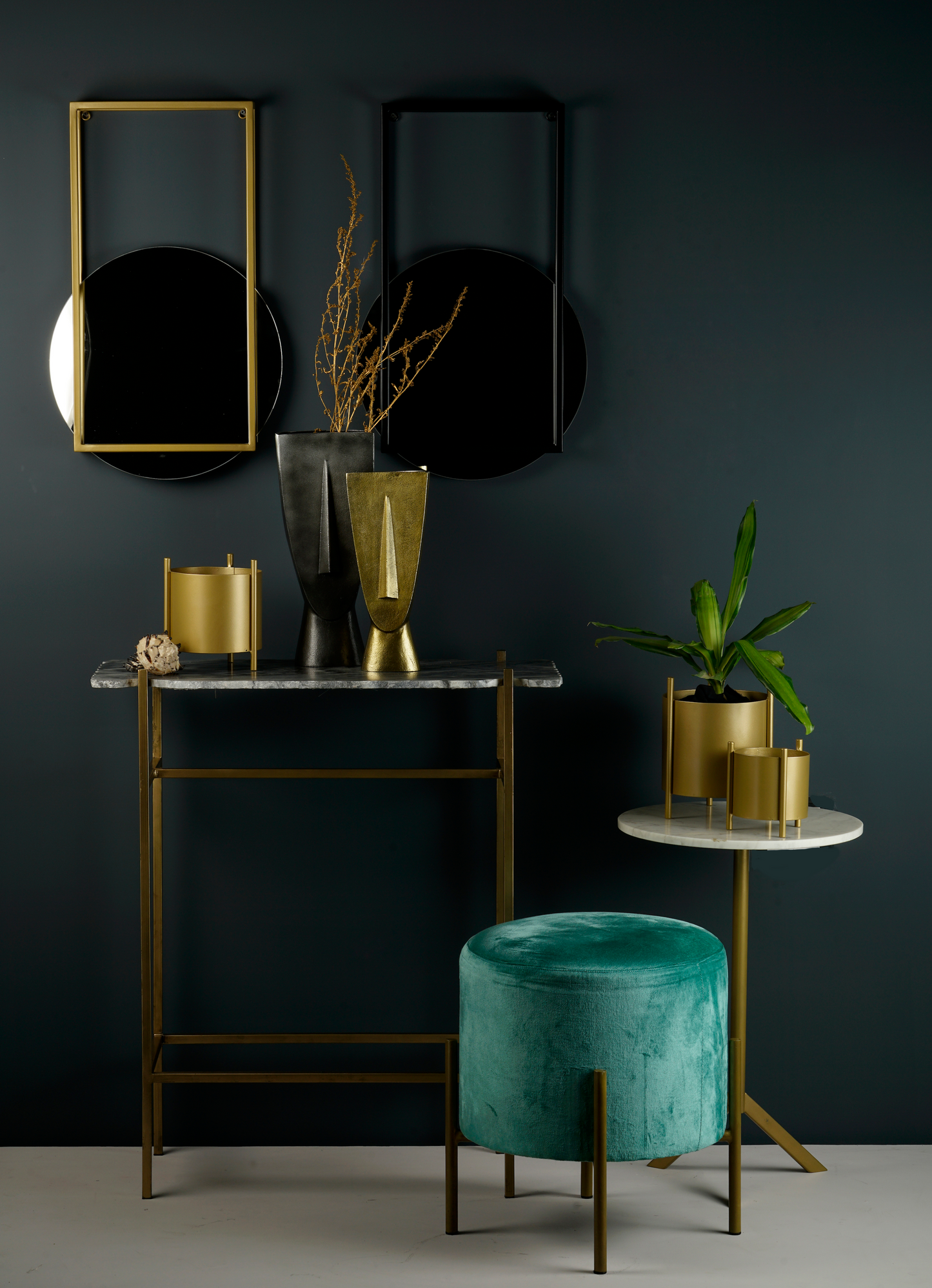 Modern Wall Mirror (Black)